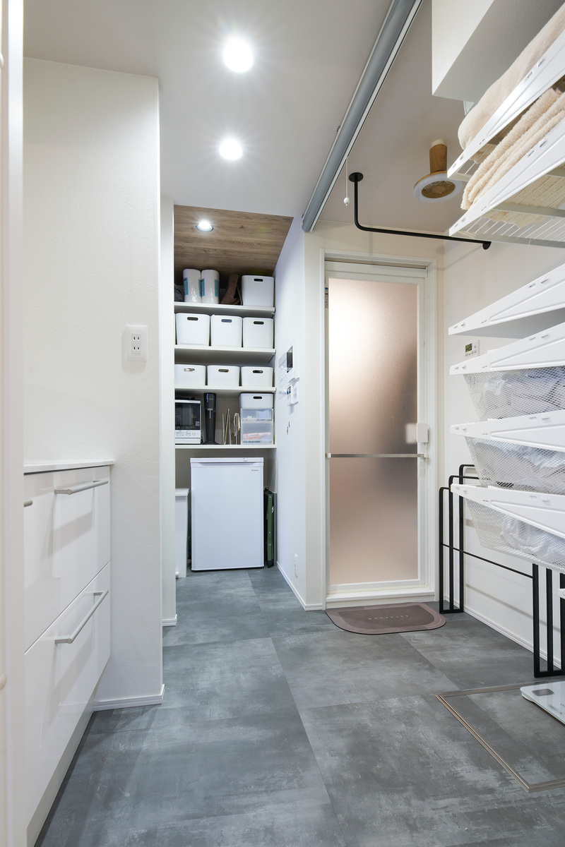 白カゴと冷蔵庫、多機能な大容量収納