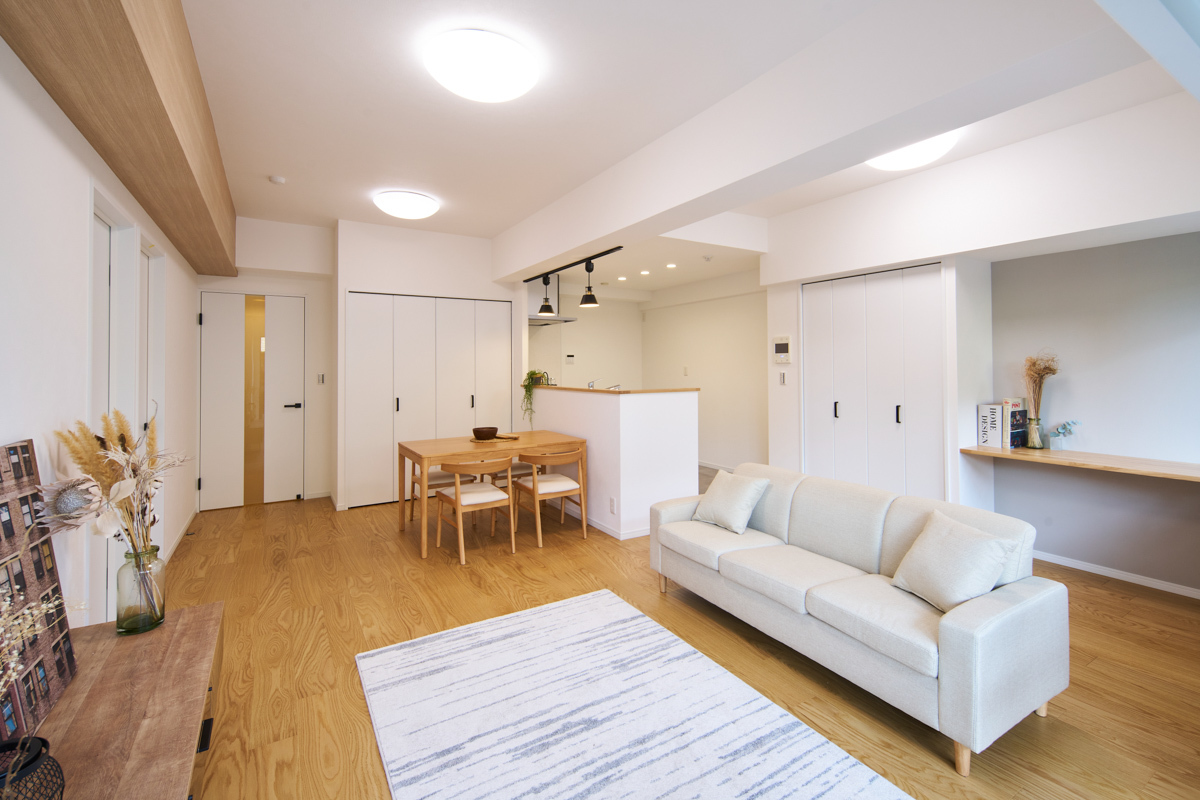 白と木の温もり、広々としたLDK			