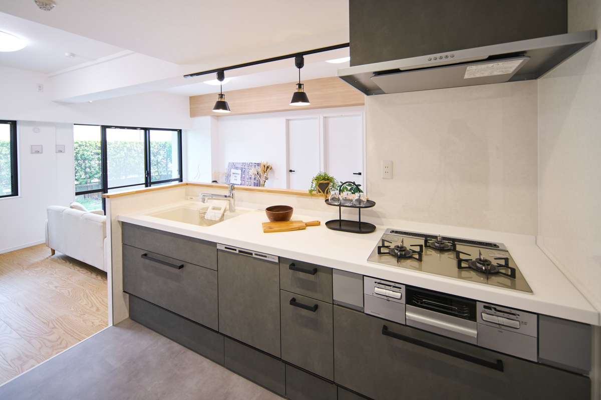 石目調グレーのモダンな対面キッチン			