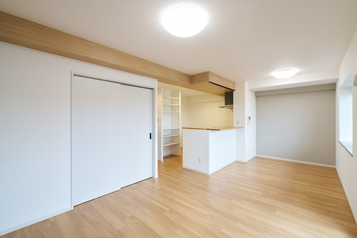 木目と白が調和する、開放的なLDK			