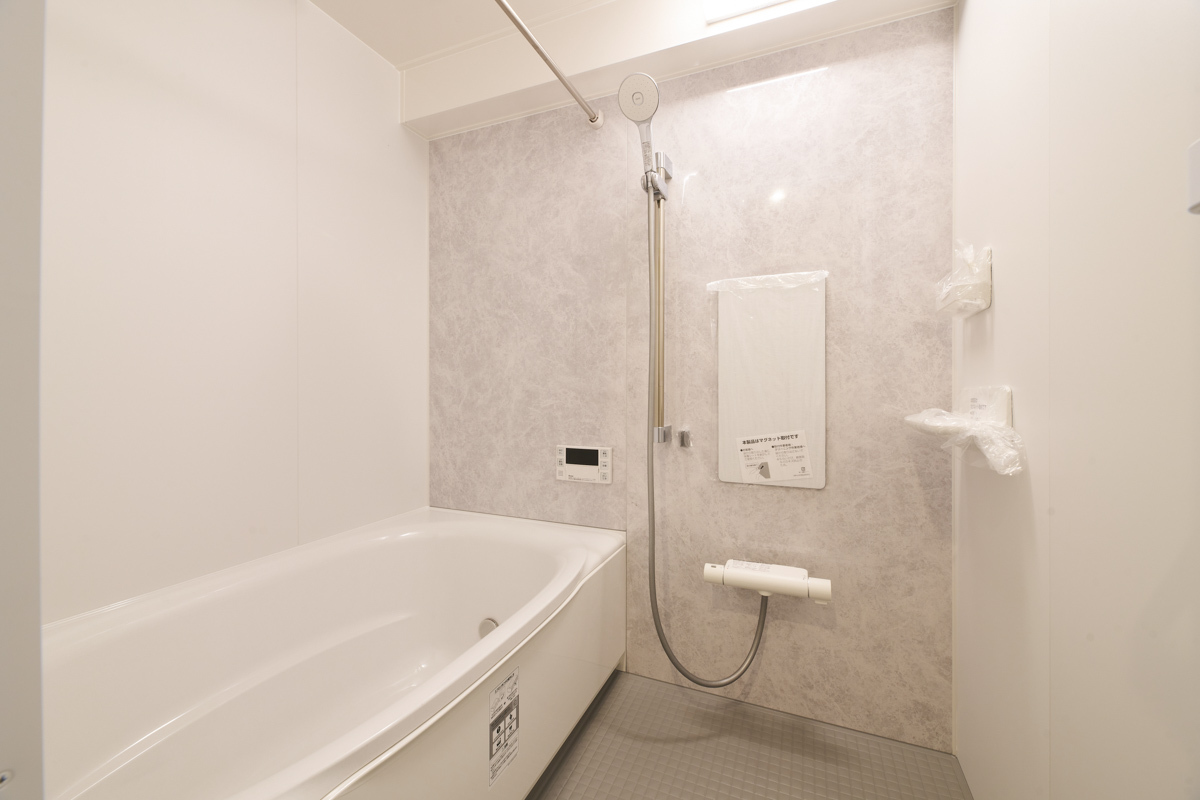 グレー石目の壁、落ち着く浴室			