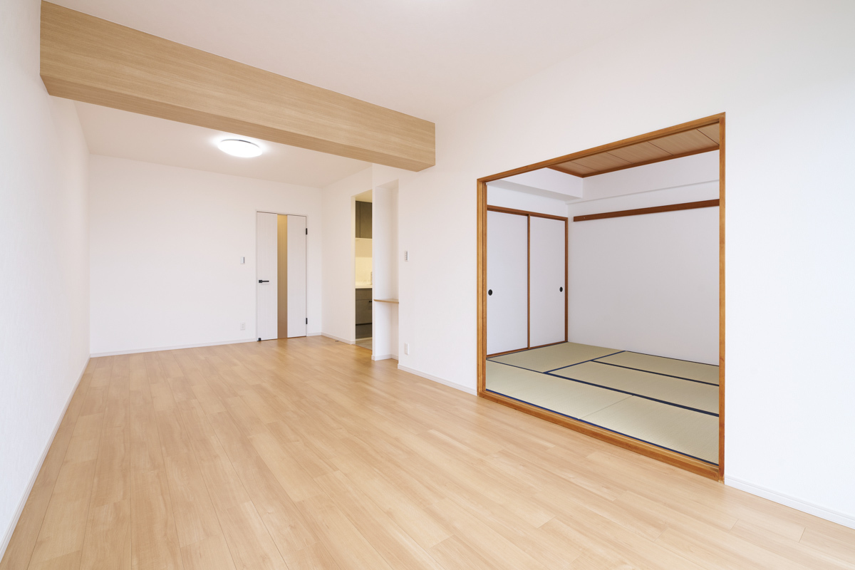 木目と白、畳の温もり感じる広々LDK			