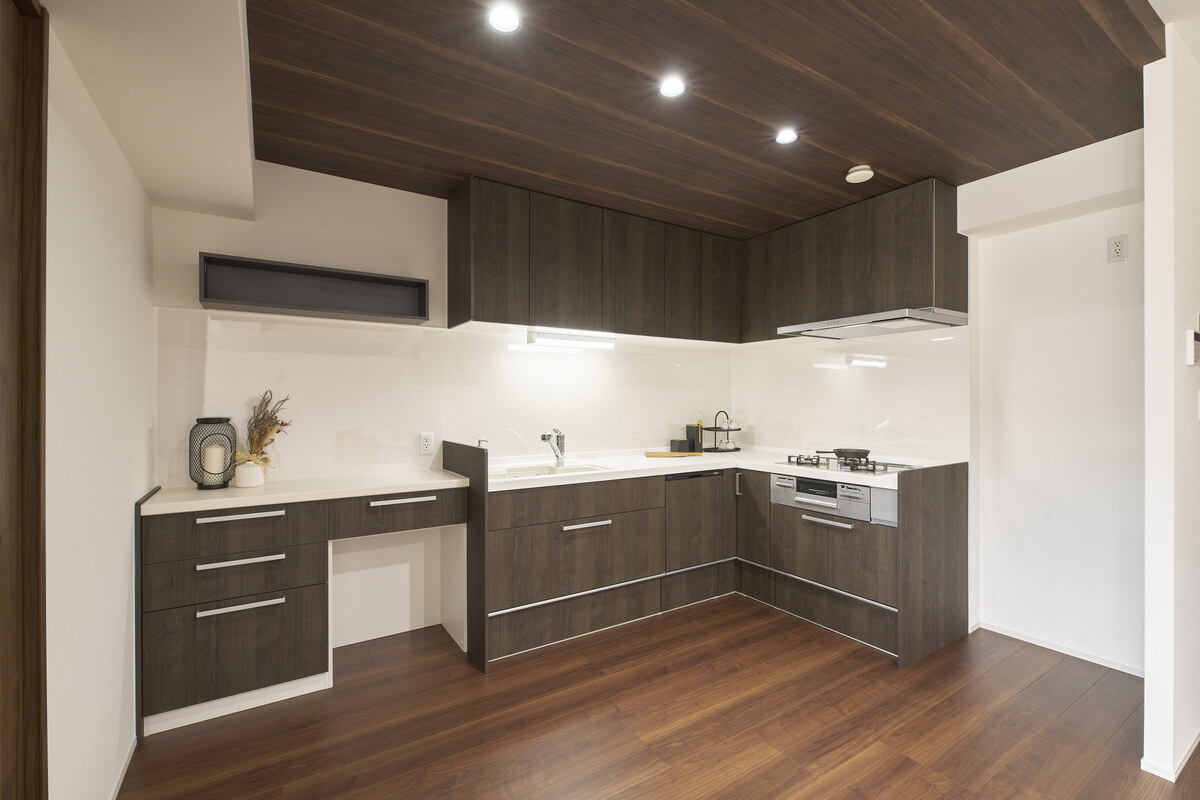 濃木目パネルのカフェ風L字キッチン			