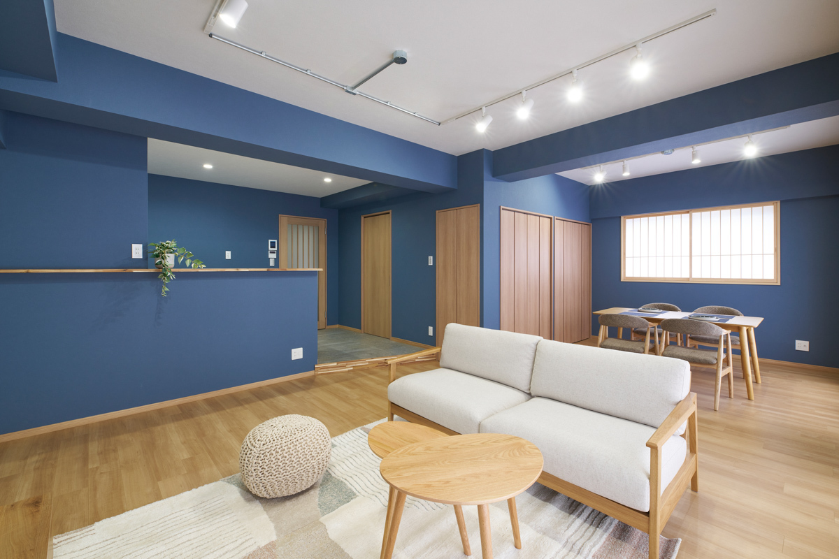 紺壁とキッチンが繋がるモダンLDK			