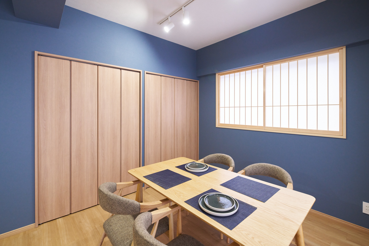 紺壁と木目扉、落ち着いたダイニング			