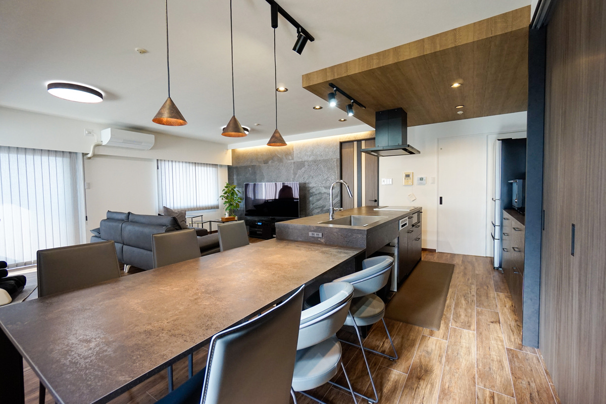 グレー石目と木目が調和するLDK			