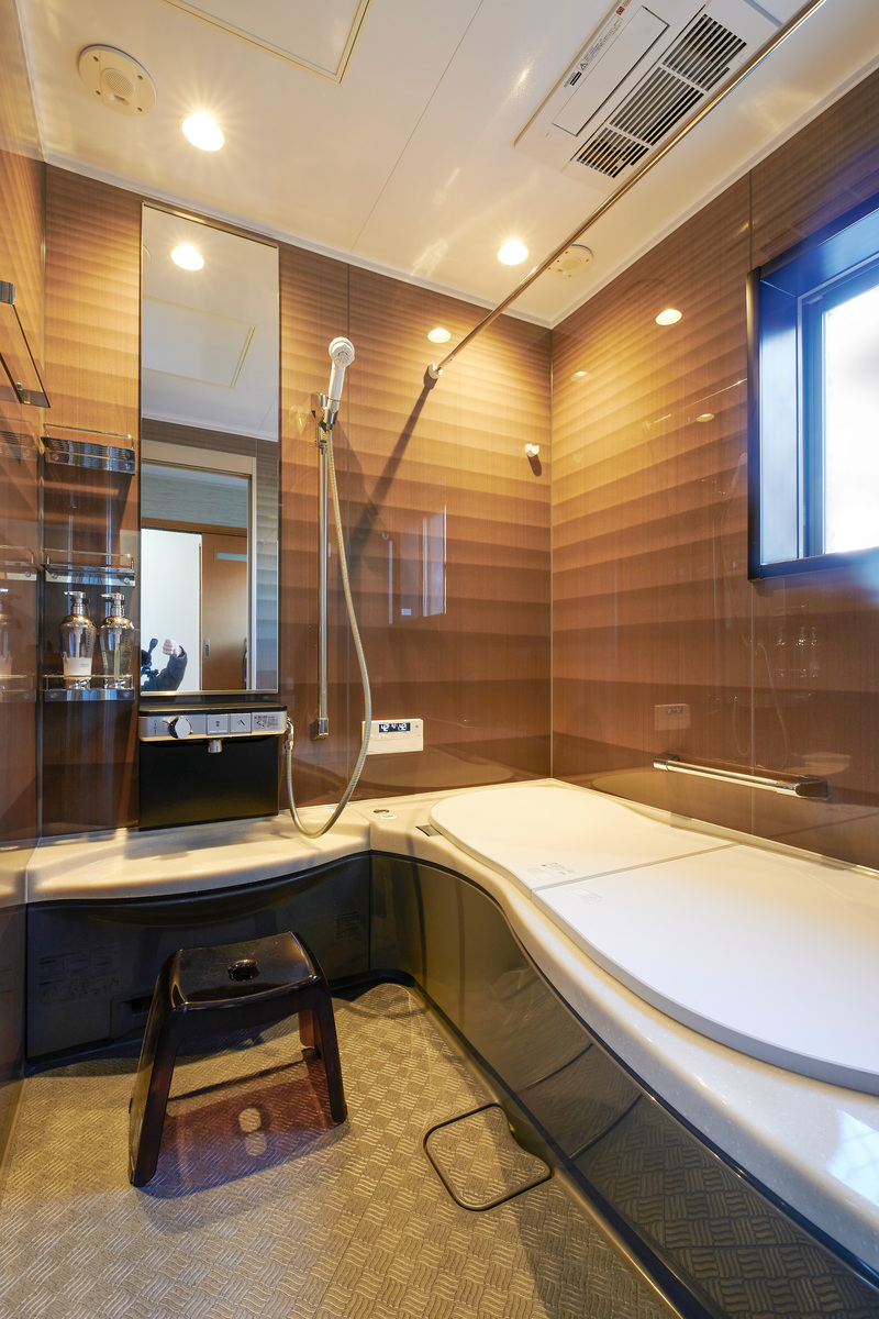 目壁に包まれた、温かな浴室			