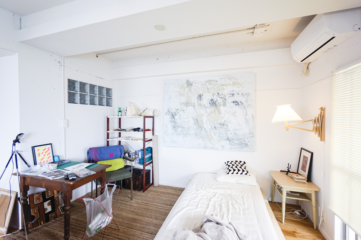 巨大アートが主役の、白いアトリエ寝室