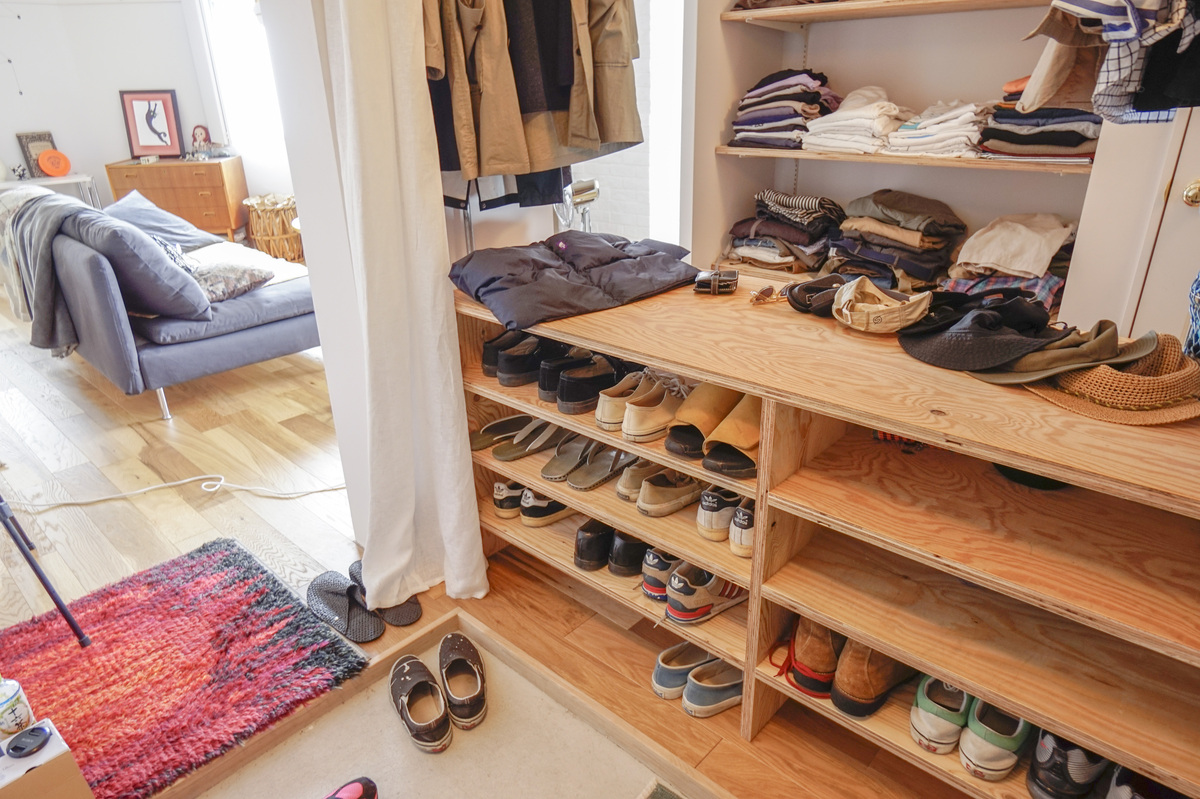 木棚に靴が並ぶ、明るい廊下収納