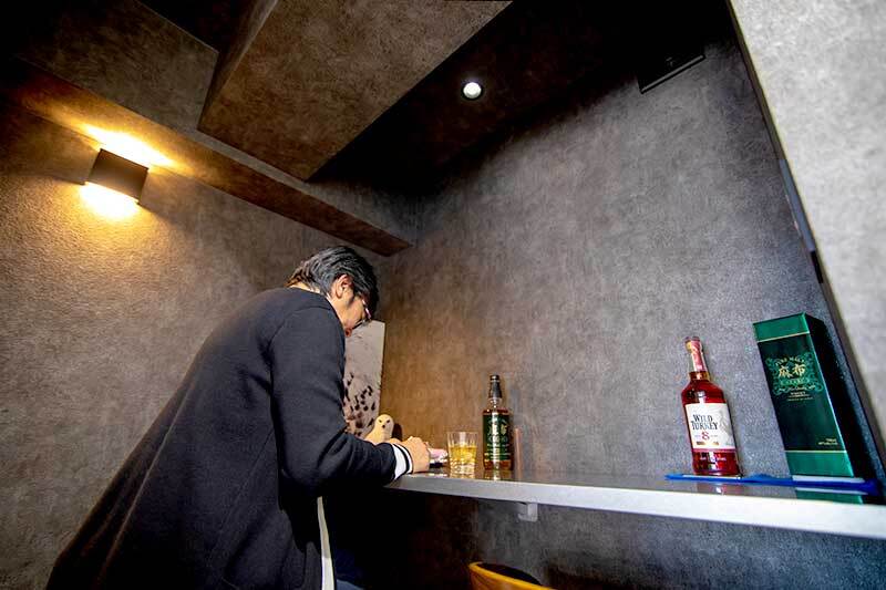 石目壁に囲まれた、大人のバー席		
