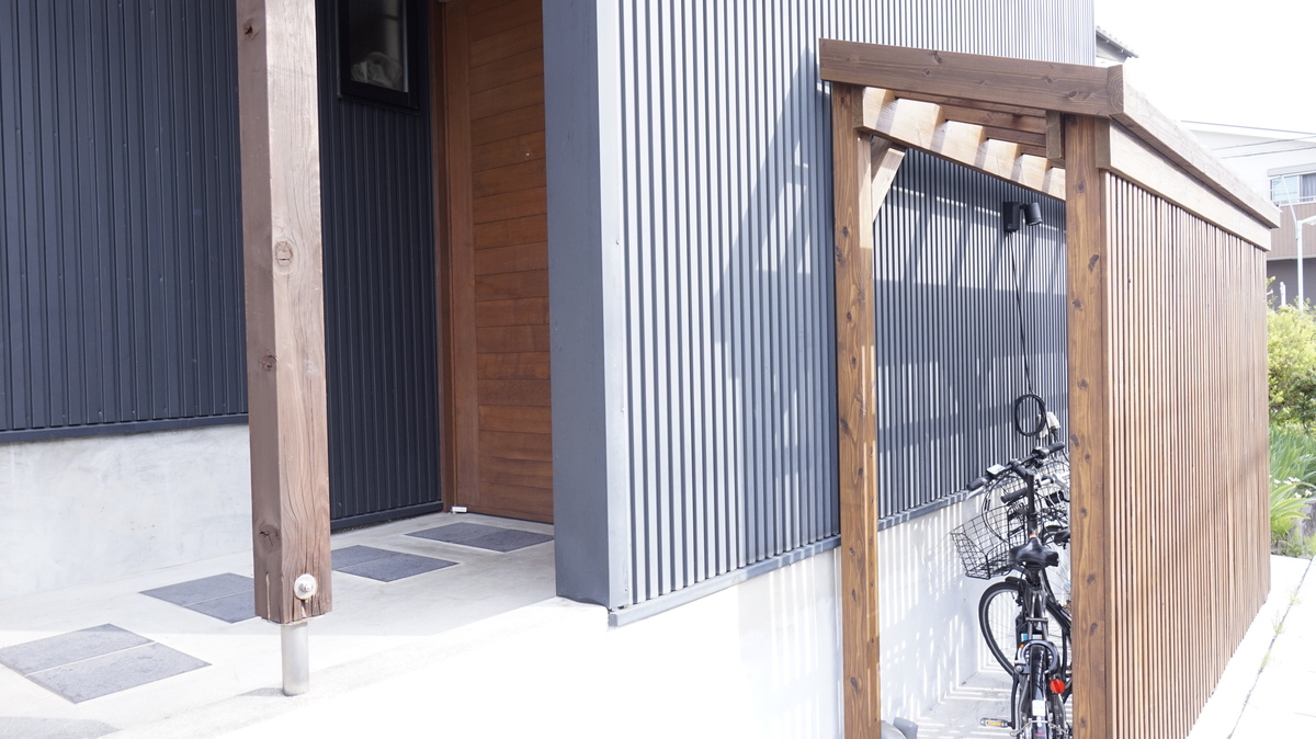 豊田市の施工事例　外観に調和するサイクルポート