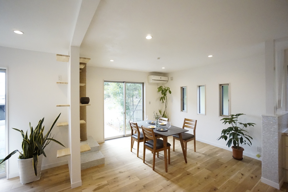 無垢材床の広々リビングルーム