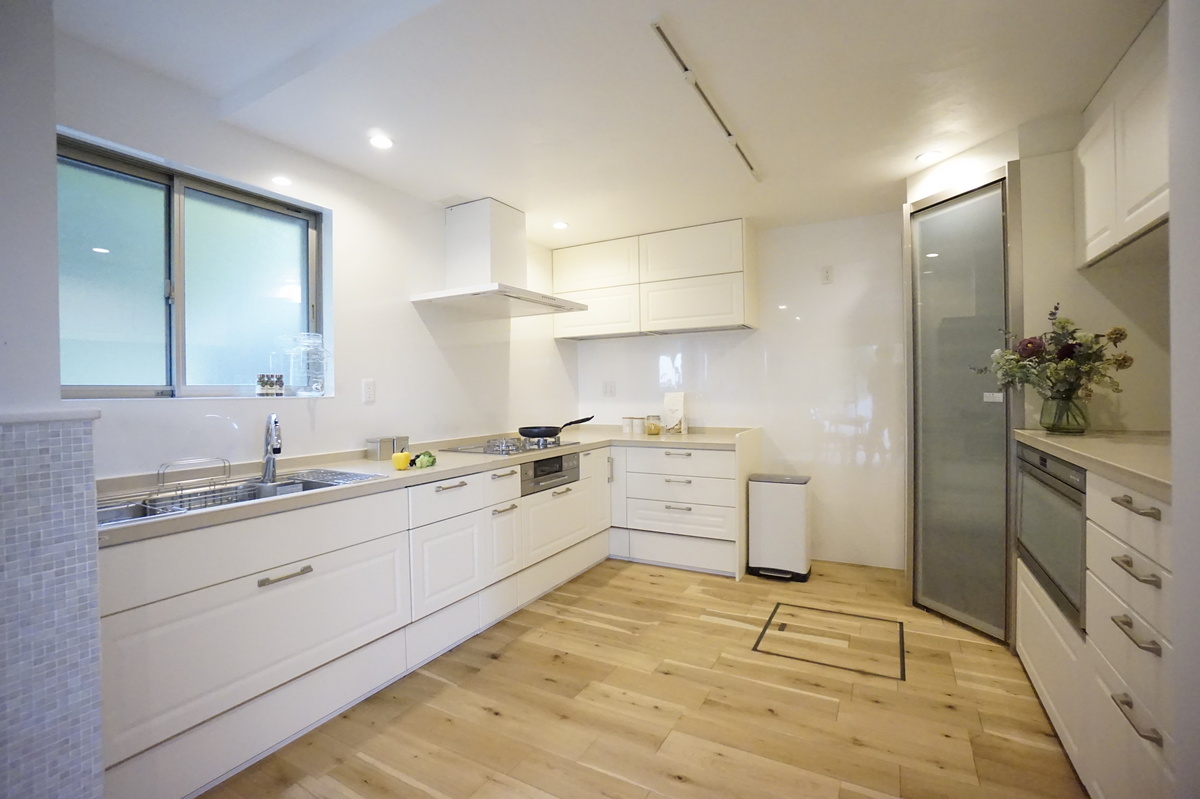 壁付けで広がる収納付きキッチン