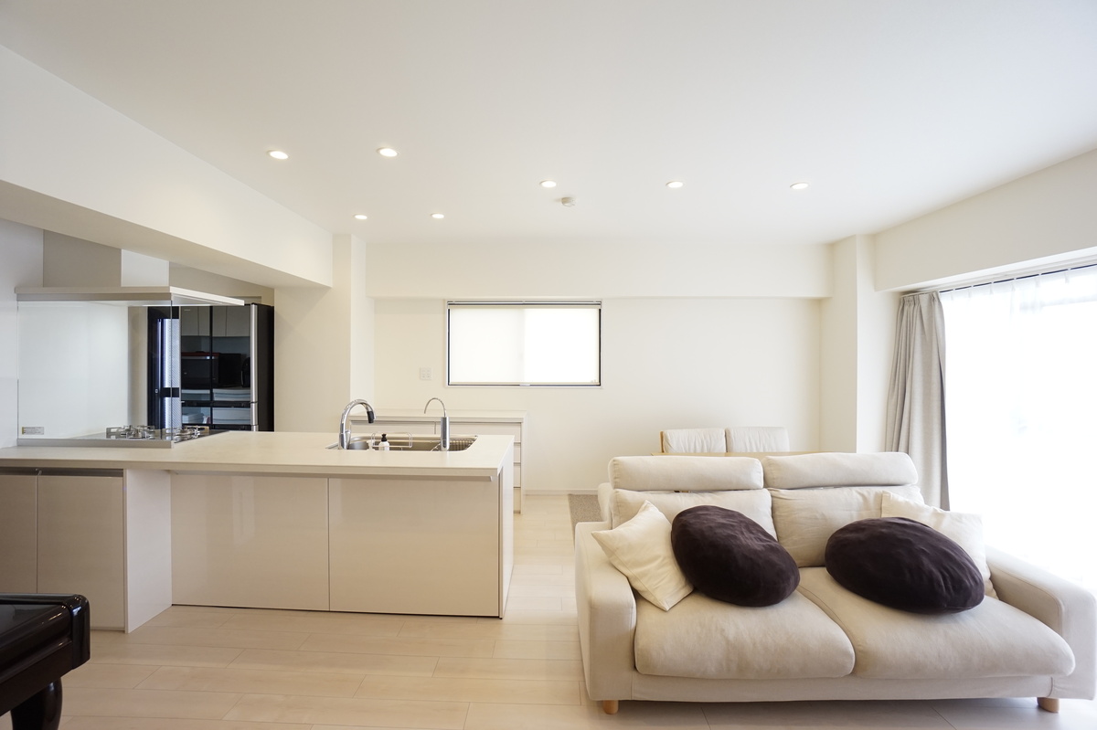 白を基調としたシンプルモダンなインテリア