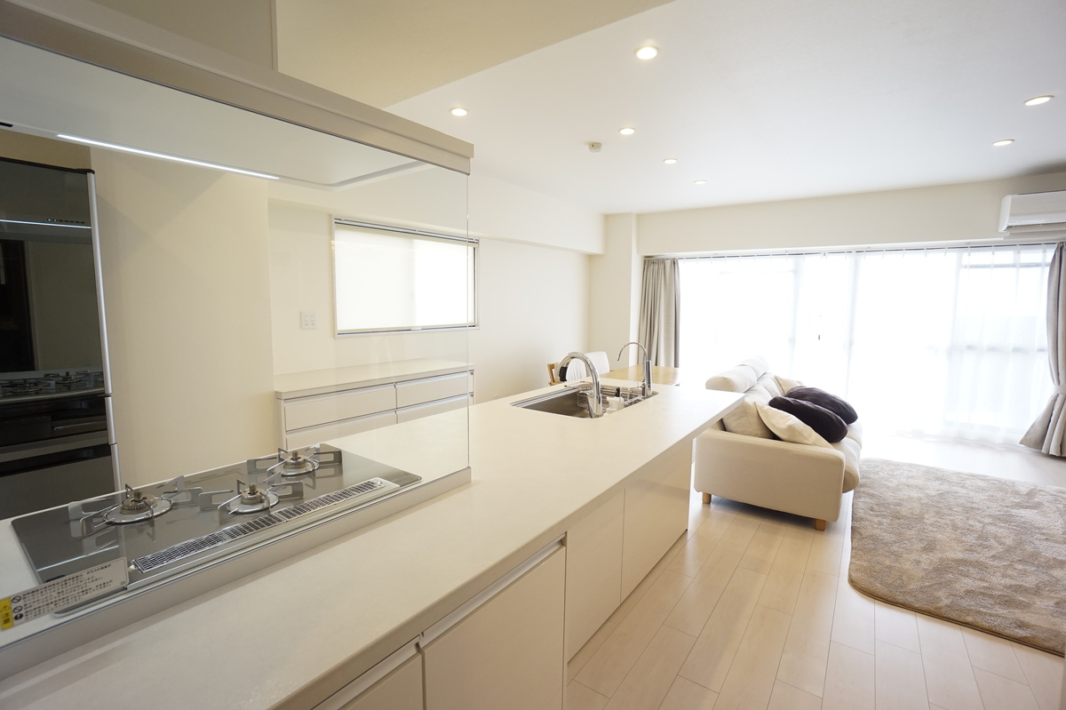 キッチンからリビングを望むモダン空間