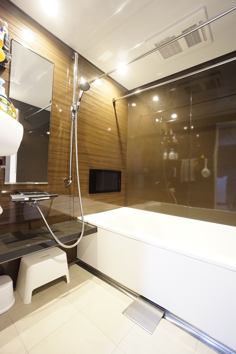 高級感あるタイル床の浴室