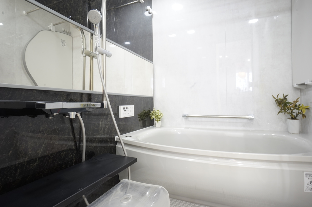 重厚感ある黒壁パネルの浴室