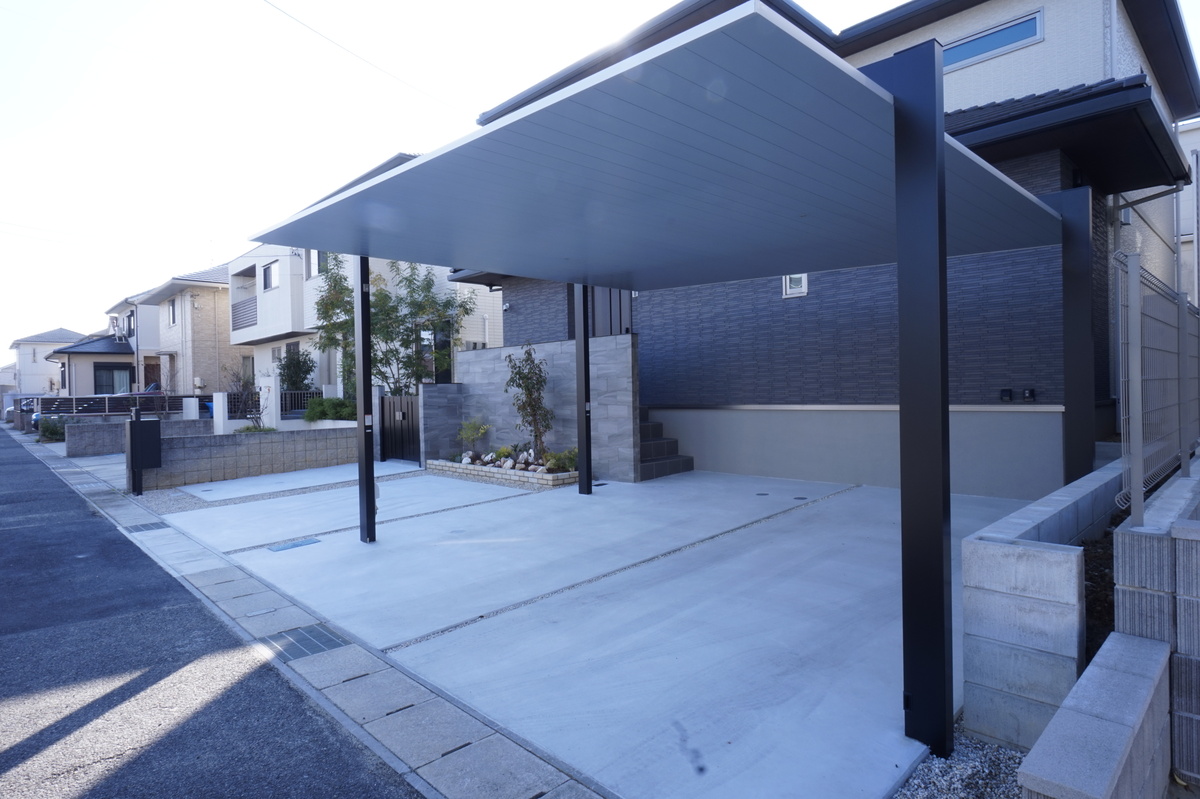 モダンな外観と広いカーポート