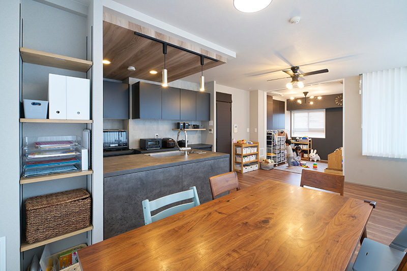 素敵なLDKの空間に楽しく遊ぶ子供たち