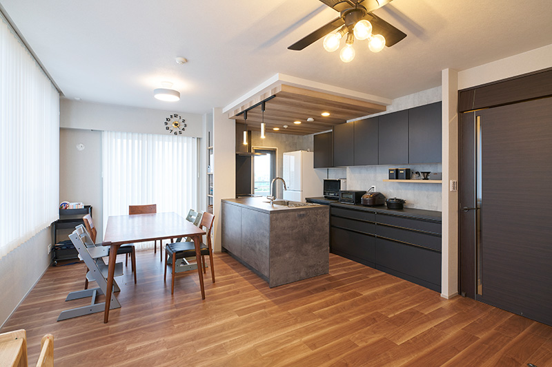 木目天井が映える都会的なキッチン