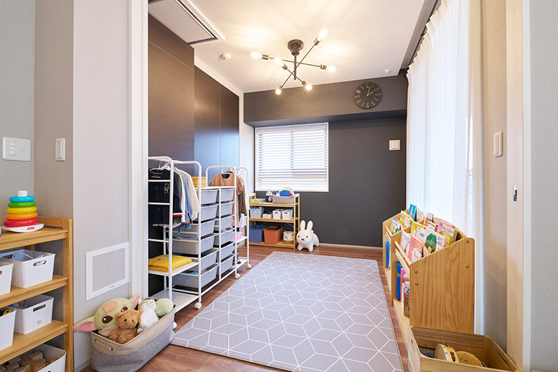 グレー壁がお洒落な遊び心ある子供部屋
