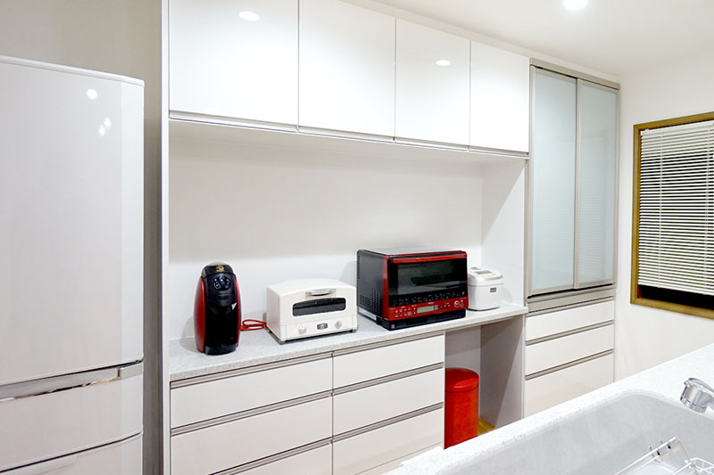 カップボードの白に家電の赤でアクセント
