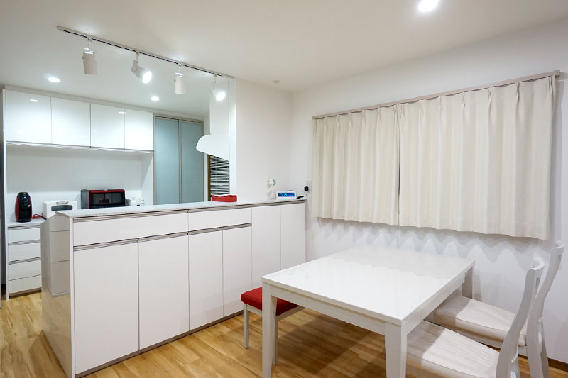 対面式収納で散らかりやすいリビングの小物を収納